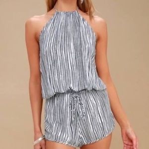 ☀️Like NEW! Lulus Striped Tie Back & Waist Halter/Shorts Romper Size Small